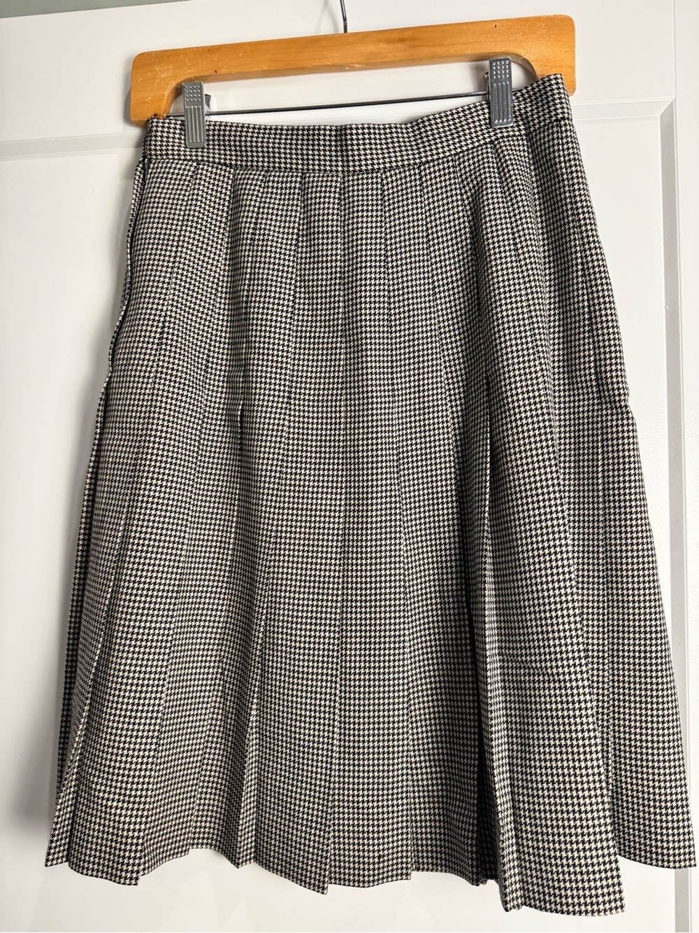 Vintage Corbin ltd Classic Black & White Houndstooth Pleated Skirt 100% wool